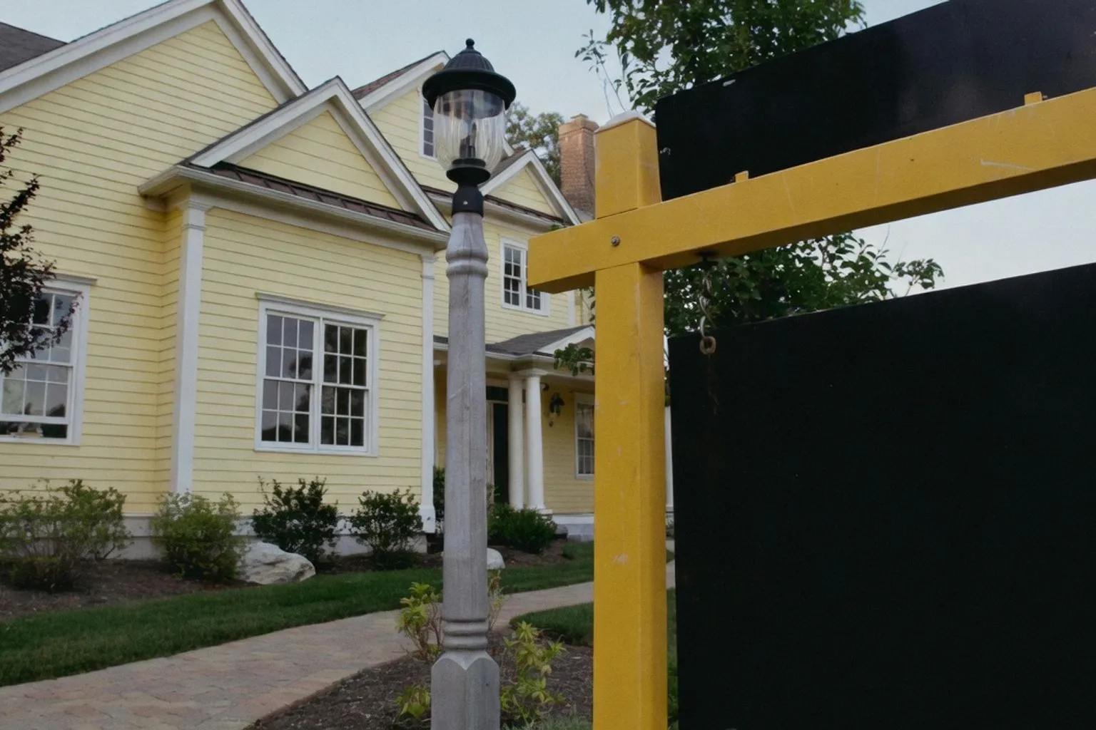 Seattle Housing Market Faces Triple-Month Sales Slump Amid Rising Mortgage Costs